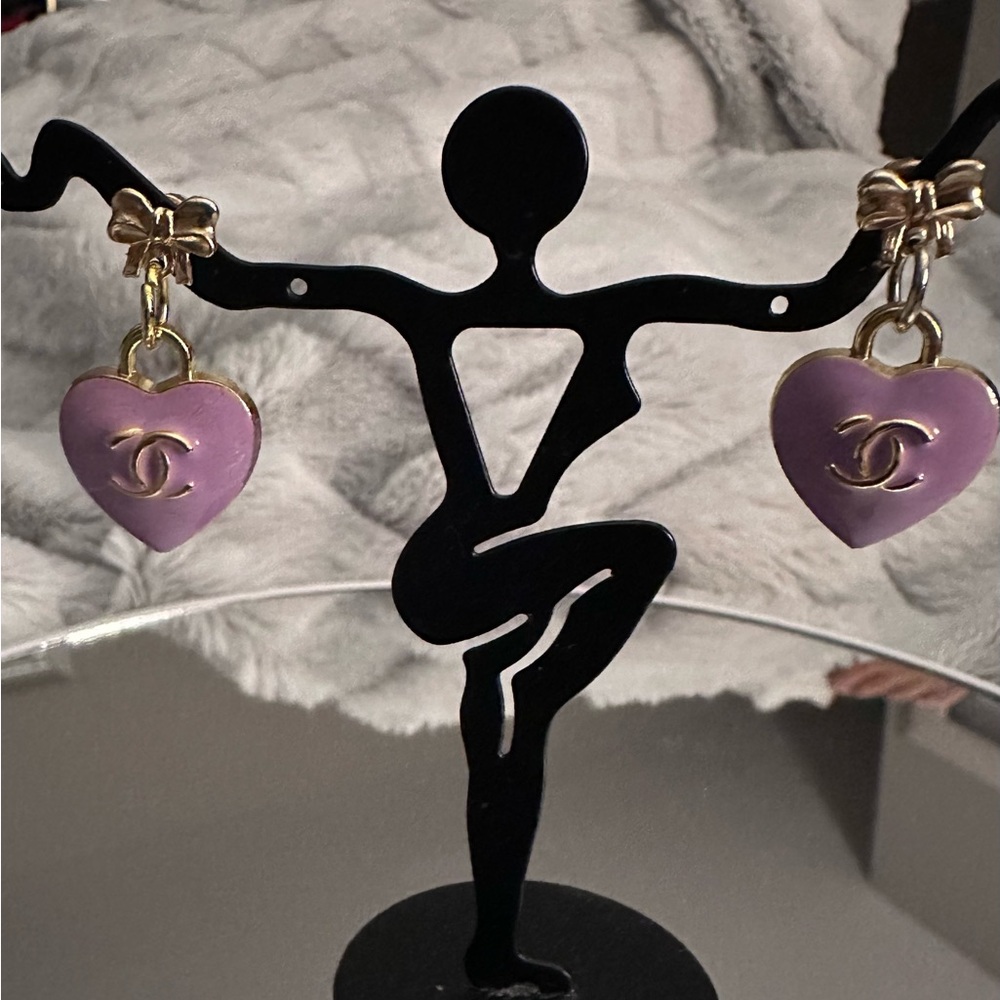 🔥CHANEL AUTHENTIC Beautiful/Adorable Lavender YES/NO Heart Earrings w/Bows🎀